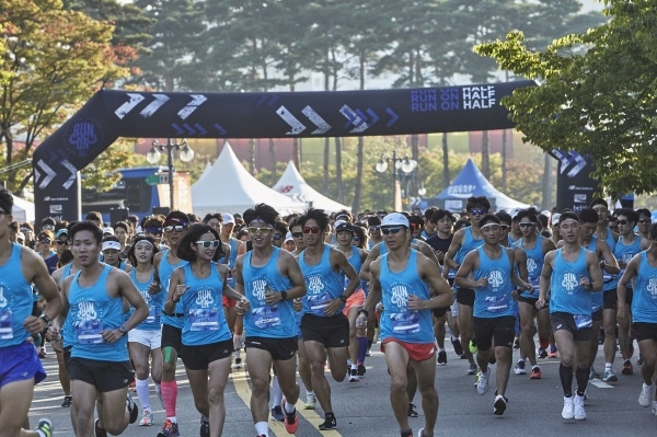 (사진=이랜드재단은 뉴발란스와 함께 '2018 런 온 서울' 행사를 통해 고객이 1km 달릴때마다 기부금 100원을 적립해 스포츠 꿈나무 학생에게 장학금을 지원했다.)