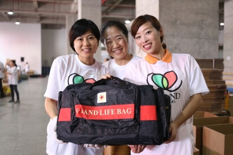 (사진=중국에 전달된 이랜드복지재단의 구호 키트)