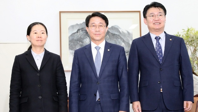 7일 오후 서울 영등포구 여의도 국회에서 열린 미세먼지 법안처리를 위한 교섭단체 3당 정책위의장 회동에서 권은희 바른미래당, 조정식 더불어민주당, 정용기 자유한국당 정책위의장이 기념촬영을 하고 있다. 사진=뉴시스