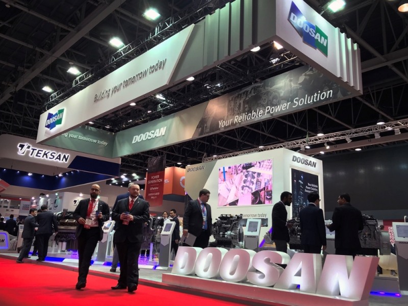 사진=두산인프라코어가 3월 5일부터 사흘간 UAE 두바이에서 열린 ‘2019 중동전력전시회(MEE)’에서 DX22를 비롯 최신 전자식 발전기 엔진 풀라인업을 선보였다.
