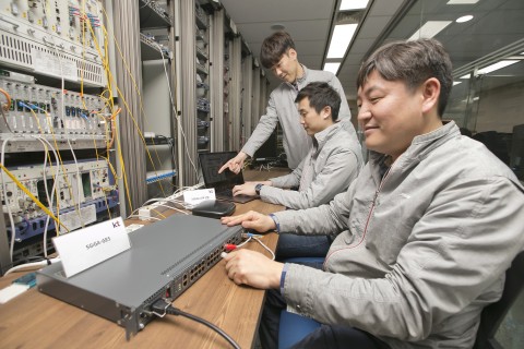 KT 직원들이 기존 UTP 케이블을 통해 5기가 UTP 상용 장비의 인터넷 속도품질을 검증하고 있다