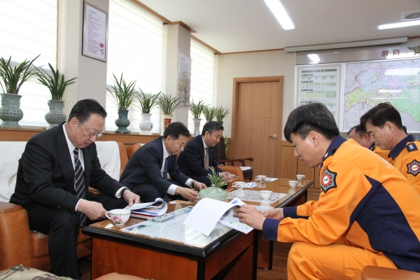 사진=박용만회장(왼쪽)