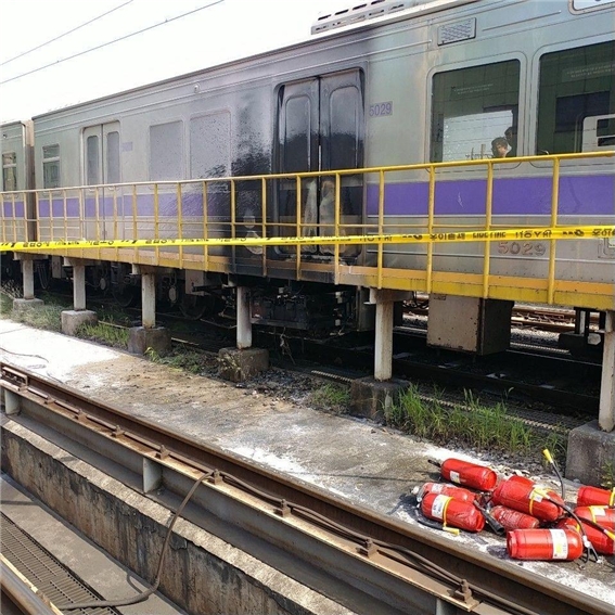 사진=제보내용/작년 방화기지 화재발생/전동차 출발 전 인버터쪽에 대형 불이 나 소화기 여러개로 진압하려 했지만 여의치 않아 소화전 호스로 불을 끄려고 했는데 소화전 물을 막아놔서 한참후에야 불을 껏다. 서울시 등 대외기관 보고 않고 쉬쉬함. 이 사항이 터널에서 발생했으면 초대형 화재사고임.