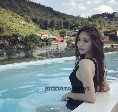 새하얀 피부가 돋보이는 유라 / 출처 : instagram
