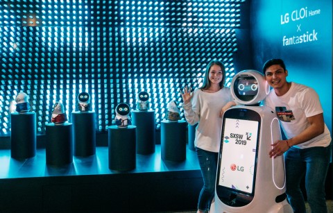 스마트 라이팅 솔루션을 적용한 응원봉 판타스틱(fantastick)이 촘촘히 꽂혀있는 벽을 뒤로 하고 LG 클로이 홈이 음악에 맞춰 춤추고 있다