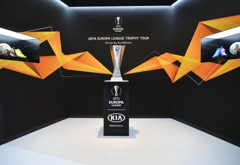 2019 제네바 모터쇼 기아차 부스에 전시된 UEFA 유로파리그 트로피