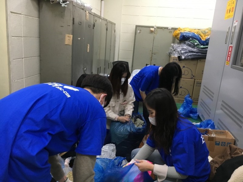 bhc치킨 '해바라기 봉사단', 나눔 바자회 준비... 구슬땀 흘려