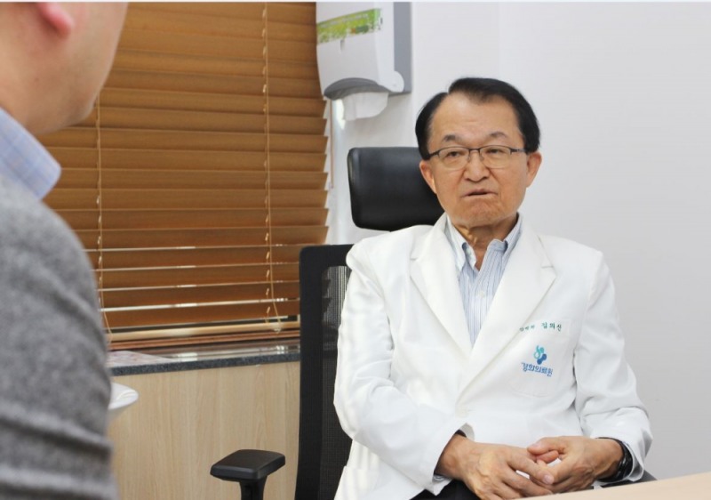 후마니타스암병원 자문위원장 겸 경희대병원 석학교수인 김의신 박사가 암환자 보호자와 상담을 진행하고 있다.