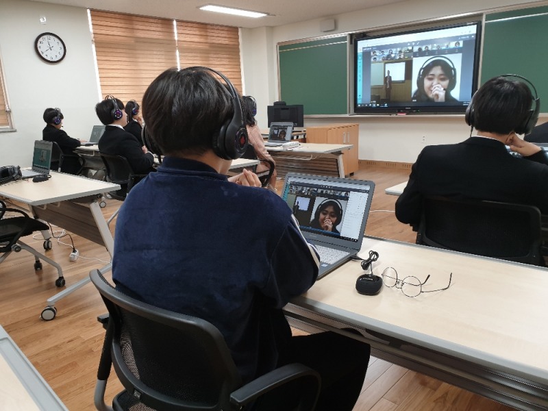 사진=예산 덕산고 1학년 학생들이 온라인 공동교육과정 수업에 참여하고 있는 모습