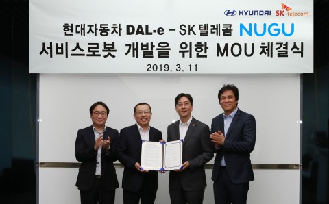 (왼쪽부터)현대자동차 현동진 로보틱스팀 팀장, 조성환 연구개발본부 부본부장과 SK텔레콤 김윤 AI센터장, 유웅환 SV 이노베이션 센터장 등 현대차와 SK텔레콤 관계자가 참석한 가운데 서비스 로봇 개발을 위한 양사의 인공지능 플랫폼 간 상호 협력 MOU가 체결됐다
