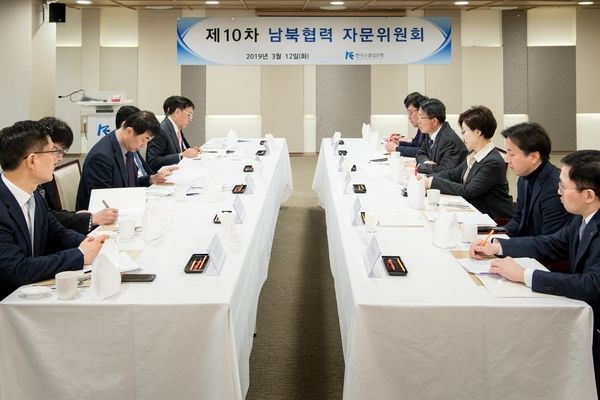 12일 '제10차 남북협력 자문위원회'가 수은 여의도 본점에서 열린 가운데 은성수 행장(우측 가운데)과 자문위원들이 북미정상회담 결과 및 향후 한반도 정세 전망 등에 대해 의견을 나누고 있다.