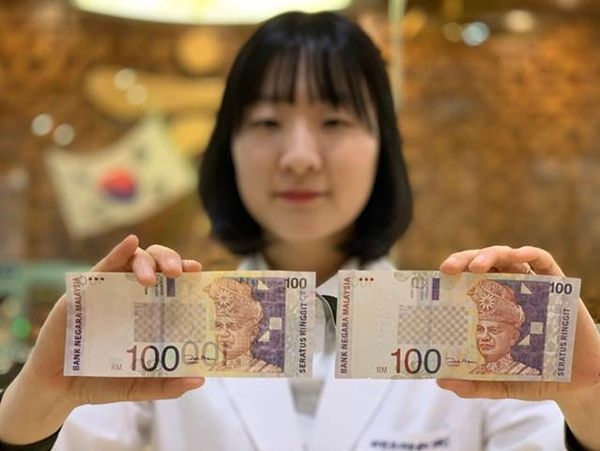 KEB하나은행 위변조대응센터 직원이 진폐(왼쪽)와 위폐를 감정하고 있다. 사진=하나은행