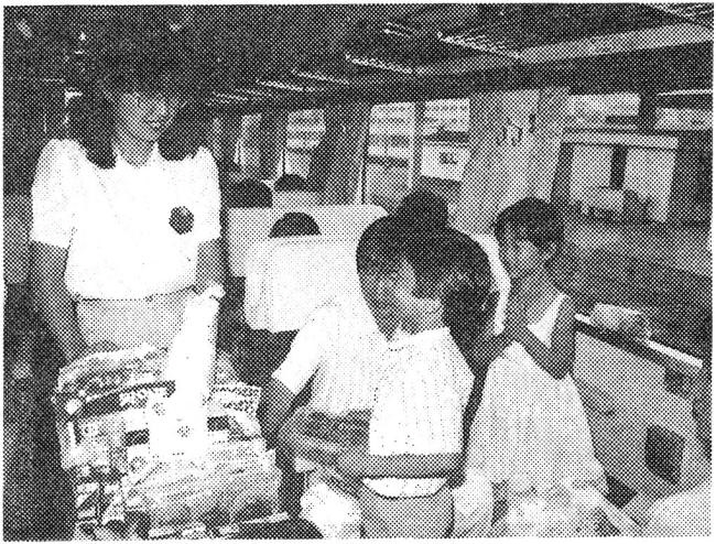 (사진=1985년 재단법인 홍익회 직원이 열차내에서 카트를 활용해 물품을 판매하고 있다.)
