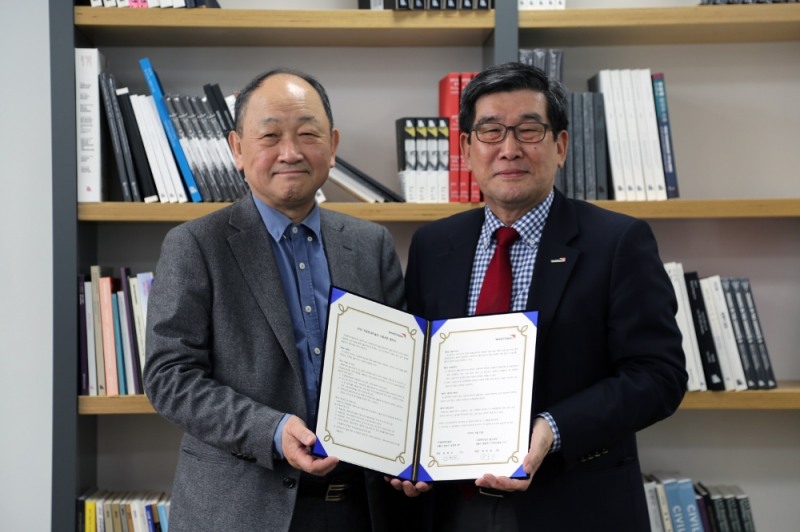 (왼쪽부터) 국립현대미술관 윤범모 관장, 월드비전 양호승 회장/사진제공=월드비전