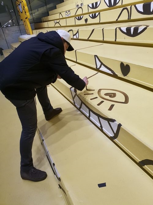 세계적인 그래피티 아티스트 토마 뷔유가 지난 7일 KB청춘마루를 깜짝 방문해 KB청춘마루의 상징인 노랑계단 등에 그래피티 작품을 그렸다. 사진=국민은행