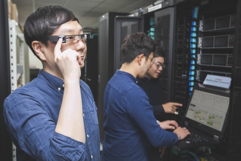 SK텔레콤 연구원이 MEC플랫폼이 설치된 서버실에서 AR글래스를 쓰고, 산업용 AR서비스를 시험해보고 있다