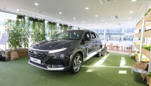 수소전기하우스 시즌 2 그린 존에 마련된 수소전기차로부터 배출된 깨끗한 물로 재배한 식물들이 자라고 있는 라이브 팜