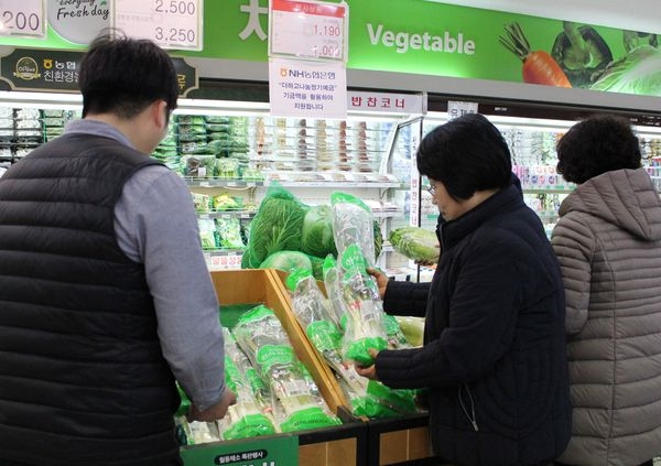 14일 농협하나로마트 서대문점을 찾은 시민들이 대파를 구입하고 있다.