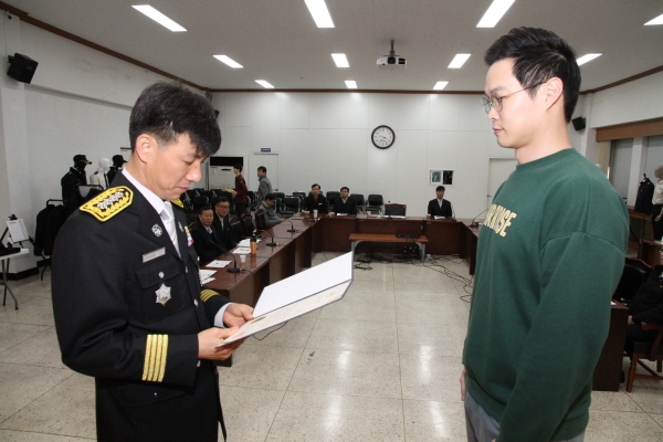 서울중부소방서장(이웅기,왼쪽)이 홍일한(오른쪽)시민에게 표창을 수여하고 있다./사진=서울중부소방서 제공