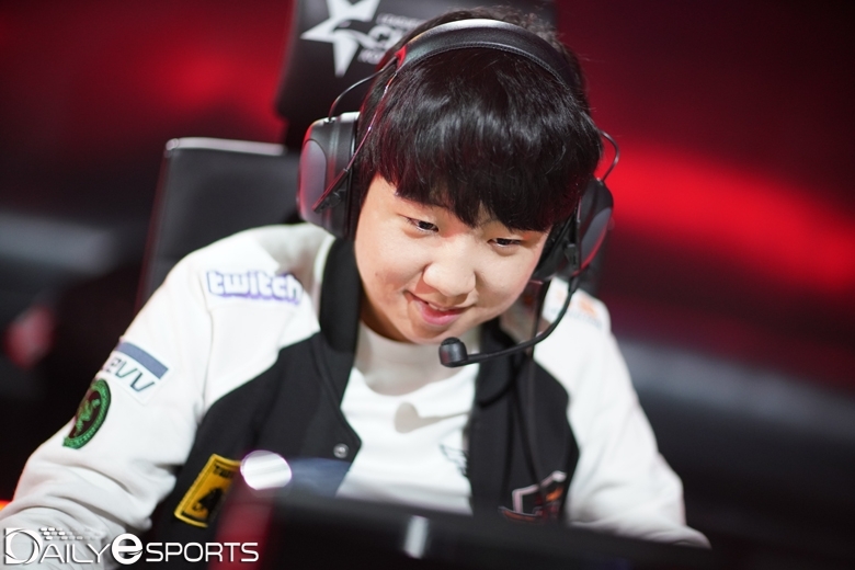 2세트 블라디미르로 kt 롤스터를 제압한 SK텔레콤 T1의 톱라이너 '칸' 김동하.