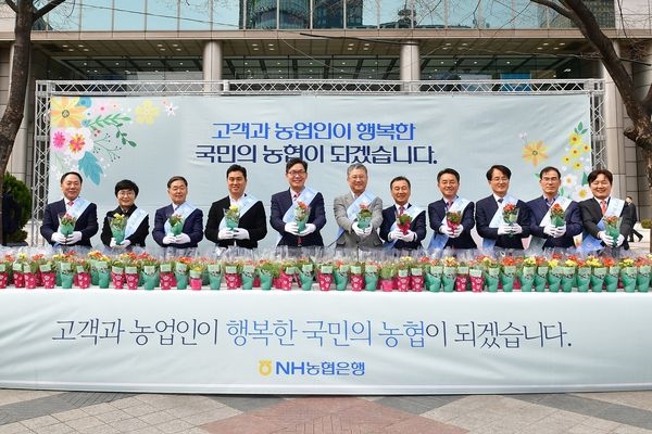 (왼쪽부터) 박태선 HR·업무지원부문 부행장, 장미경 자금운용부문 부행장, 정용석 농업·공공금융부문 부행장, 우진하 금융노조 NH농협지부 위원장, 이대훈 은행장, 마재근 금융노조 NH농협지부 수석부위원장, 이창호 수석부행장, 김인태 마케팅부문 부행장, 손병환 NH농협금융지주 사업전략부문장, 남영수 디지털금융부문 부행장, 서윤성 금융소비자보호부문 부행장.