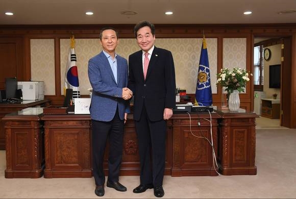 12일 서울 정부청사 총리실에서 권영수 ㈜LG 부회장(왼쪽)과 이낙연 국무총리가 악수를 나누고 있다. 사진 = 이낙연 총리 페이스북