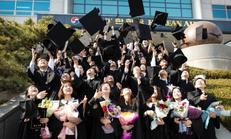 한진그룹 사내 기술대학인 정석대학이 3월 14일 서울 강서구 공항동 소재 대한항공 본사에서 제 18회 학위수여식을 가졌다. 정석대학은 이번 43명의 졸업생을 비롯해 2002년부터 올해까지 총 1,378명의 졸업생을 배출했다. 사진은 대한항공 본사 앞에서 졸업생들이 기념촬영을 하는 모습./한진그룹 제공