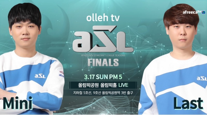 ASL 시즌7 결승전에서 우승 트로피를 놓고 대결하는 변현제(왼쪽)과 김성현(사진=아프리카TV 제공).