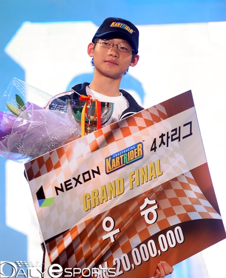 4차 리그에서 첫 우승컵을 들어 올린 강진우.
