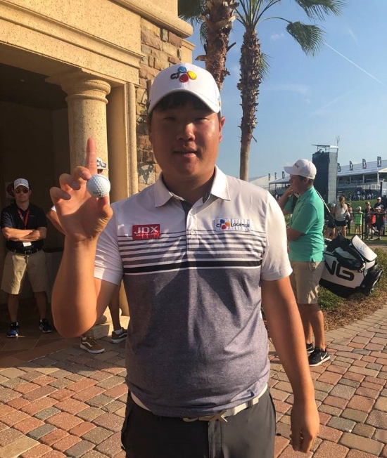 홀인원한 공을 들어보이는 임성재. 사진제공=PGA투어