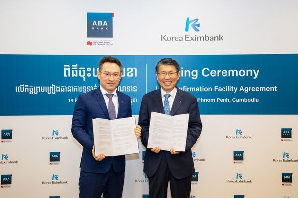 은성수 수출입은행장이 14일 오후(현지시간) 캄보디아 프놈펜 에이비에이(ABA) 은행 본점에서 아스캇 아지카노브(Askhat Azhikhanov) 은행장을 만나 1000만달러 규모의 신용장확인 한도계약을 체결한 후 기념촬영을 하고 있다.