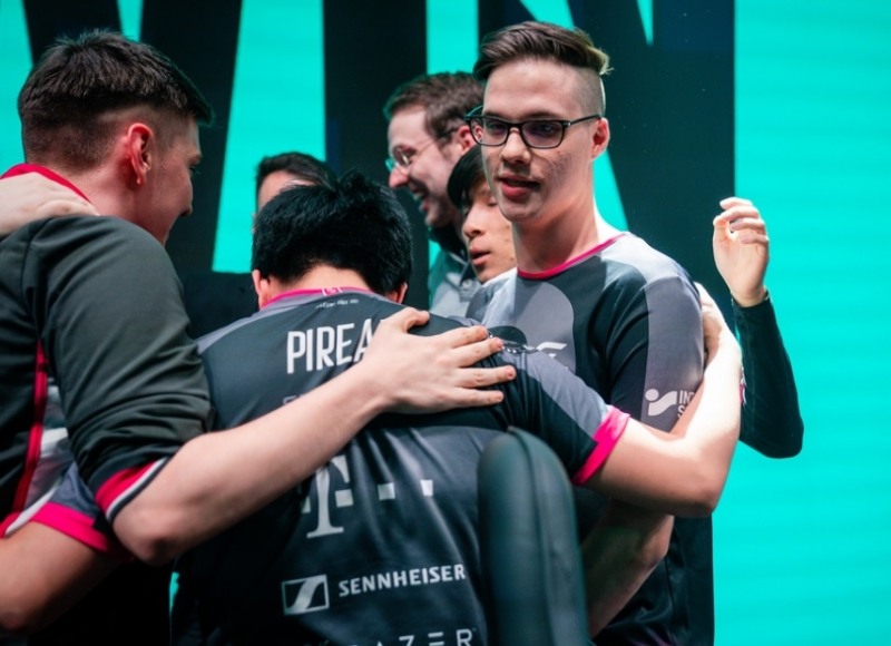 SK게이밍 선수들이 순위 결정전에서 샬케 04를 꺾고 기쁨을 나누고 있다(사진=라이엇 게임즈 제공).