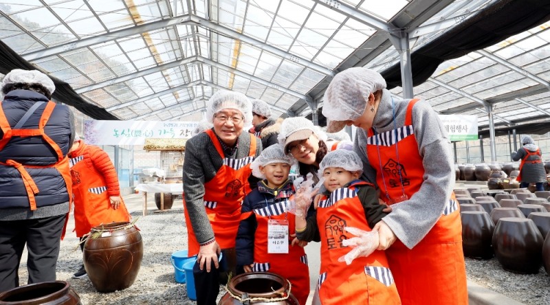 유윤대 부행장(가운데)과 기업고객 임직원 가족들이 장 담그기 체험을 하고 있다./사진=NH농협은행 제공