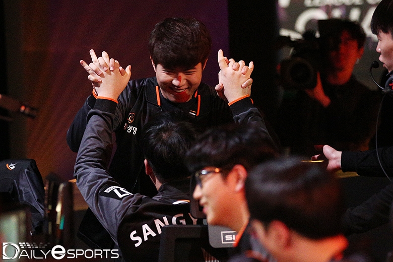 SK텔레콤을 상대로도 승리의 하이파이브를 보여줘야만 포스트 시즌에 올라갈 수 있는 한화생명e스포츠.