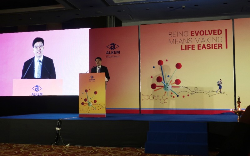 인도 뭄바이에서 개최된 슈가논(현지 제품명: 발레라) 발매식에서 동아에스티 엄대식 회장이 축사를 하고 있다./사진=동아ST 제공