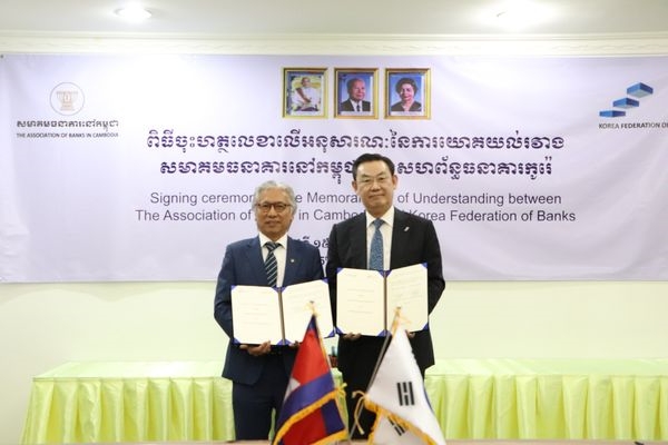 김태영 은행연합회장(오른쪽)은 지난 15일 캄보디아은행협회를 방문해 분 인 캄보디아 은행협회 부회장(왼쪽)과 국내은행의 캄보디아 진출 지원을 위해 ‘한-캄보디아 은행협회 연수 프로그램 운영협약’을 체결했다.