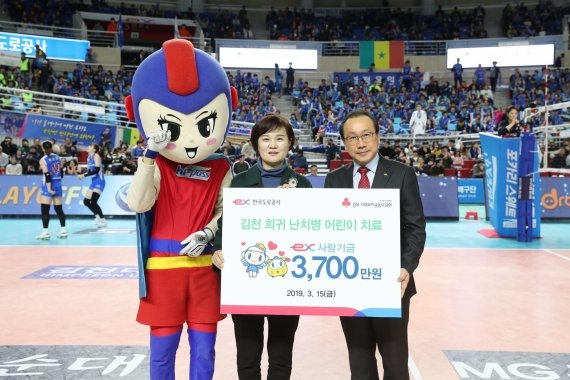 지난 15일 김천실내체육관에서 한국도로공사 이강훈 부사장(오른쪽)이 경북사회복지공동모금회 신혜영 사무처장에게 김천지역 희귀 난치병 어린이 지원기금을 전달한 뒤 기념촬영을 하고 있다./사진=한국도로공사 제공