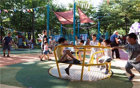 ▲마들체육공원 초록숲놀이터(2018년), ㈜코오롱×세이브더칠드런×서울시×노원구 업무협약으로 조성