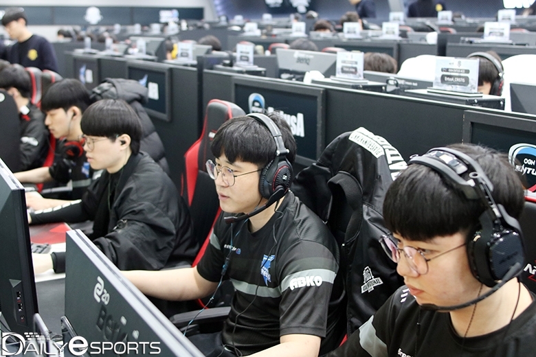 중간 1위에 오른 아프리카 프릭스 페이탈.