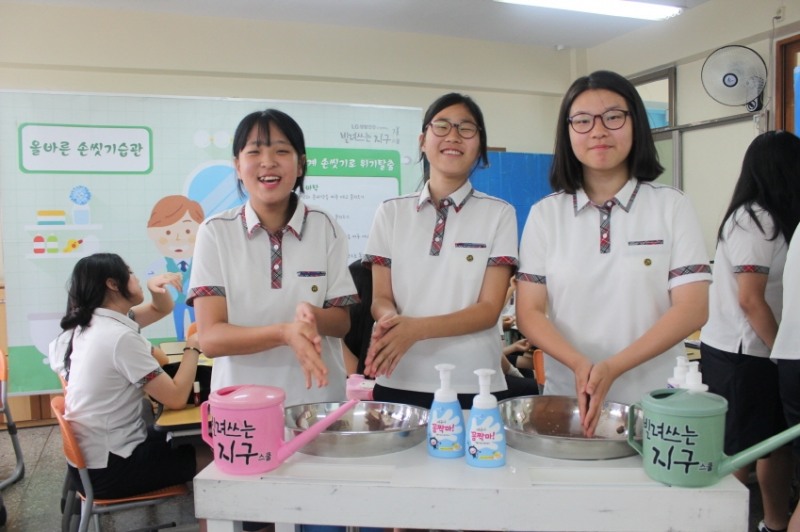 서울 신정여자중학교 학생들이 LG생활건강의 사회공헌 프로그램인  '빌려쓰는 지구스쿨' 올바른 손씻기 습관 수업에 참여하고 있다./사진=LG생활건강 제공