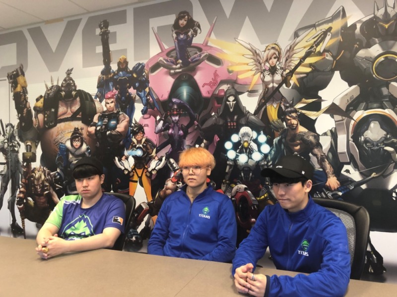 화상 인터뷰에 응하고 있는 밴쿠버 타이탄즈의 '트와일라잇' 이주석, '서민수' 서민수, 권양원 코치(왼쪽부터).