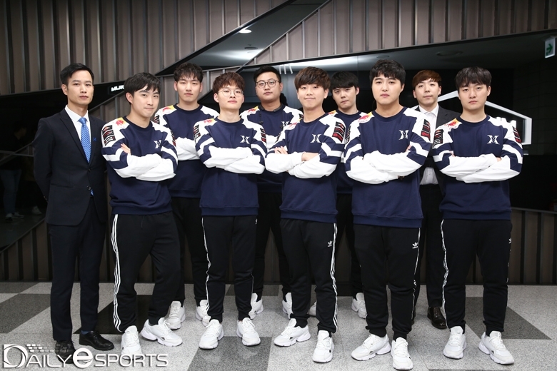 전승으로 1위를 지키고 있는 킹존 드래곤X.