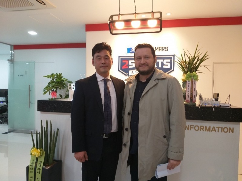 2스포츠 아카데미를 찾은 터키 베식타스 프로게임단의 게임단주 에르만 입치(오른쪽)