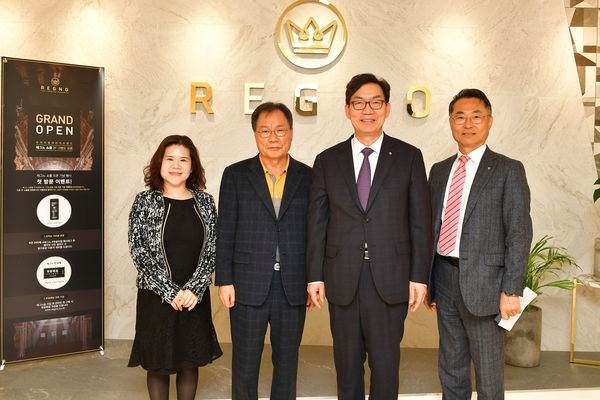 이대훈 농협은행장(오른쪽에서 두번째)과 오윤택 유송타일 대표(오른쪽에서 세번째)가 기념사진을 찍고 있다.