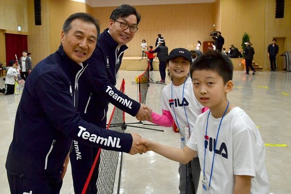 지난 20일 이대훈 NH농협은행장(왼쪽에서 뒷줄)과 이창호 수석부행장(왼쪽에서 앞줄)이 어린이들과 매직테니스 경기를 하기 전 인사를 나누고 있다.