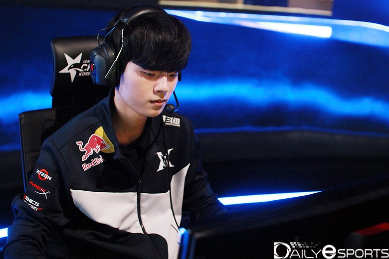 2세트 코그모로 화력을 퍼부은 킹존 드래곤X의 원거리 딜러 '데프트' 김혁규.