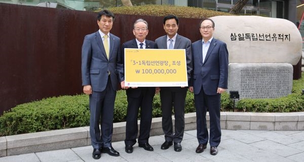 (왼쪽부터)성채현 KB국민은행 소비자브랜드전략그룹대표, 박남수 3.1운동100주년 기념사업추진위원회 상임대표, 강맹훈 서울시 도시재생실장, 강순배 KB국민은행 중앙지역영업그룹 대표.