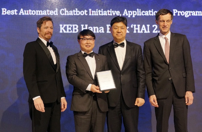 KEB하나은행은 글로벌 금융전문 매체 아시안뱅커지(誌) 가 아랍에미리트 두바이 현지에서 21일 개최한 2019 인터내셔널 리테일 파이낸스어워드에서 ‘인공지능 챗봇 서비스(Best Automated Chatbot Initiative)’부문 최우수상을 수상했다. 시상식 후 이병렬 KEB하나은행 미래금융사업본부장(사진 왼쪽에서 두번째)이 존 홀더 아시안뱅커지(誌) 런던 가상현실센터 수석 기술위원(John Holder사진 맨 왼쪽)외 관계자들과 함께 기념촬영을 하고 있다.