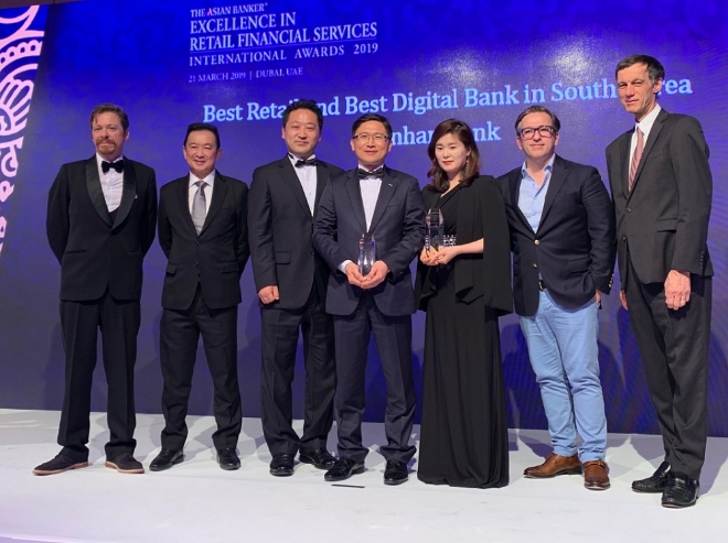 아시안 뱅커지 주관으로 21일(목) 오후 두바이 현지 콘래드 호텔에서 열린 ‘International Excellence in Retail Financial Services Awards 2019’에서 디지털사업본부 문봉기 본부장(왼쪽에서 네번째)과 아시안뱅커지 관계자들이 기념 촬영하고 있는 모습