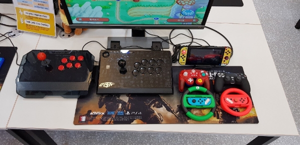 '게임이너스 콘솔마켓'에서 다양한 조이스틱과 레이싱 휠 등을 체험할 수 있다.